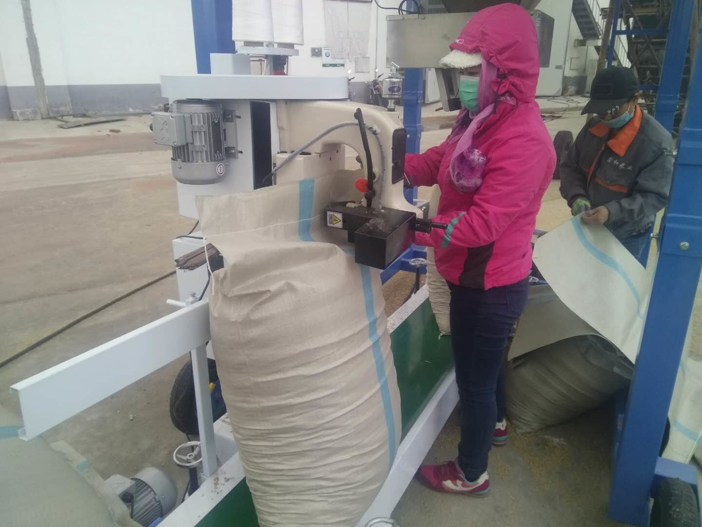 電動定量包裝秤---縫包機用線使用方法 電動定量包裝秤---縫包機用線使用方法