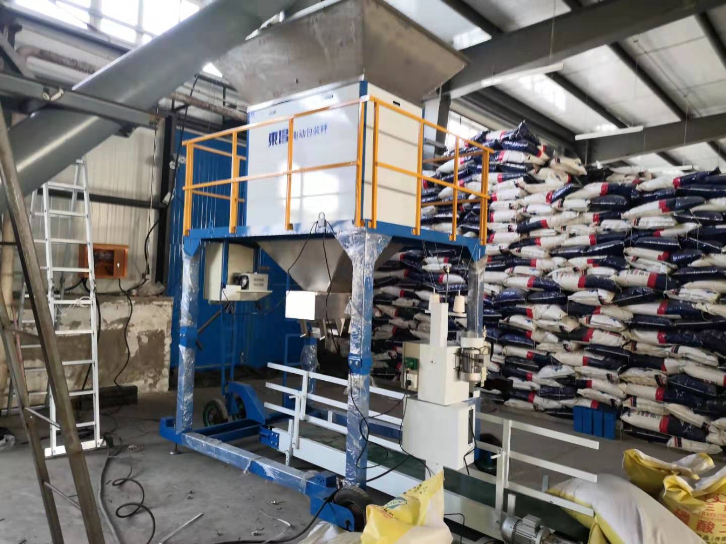 更多相關(guān)資料：  齊齊哈爾市拉哈農(nóng)場(chǎng)的馬經(jīng)理到東昌實(shí)體廠參觀流量秤 工作節(jié)奏快，黑龍江得選全自動(dòng)定量打包機(jī) 黑龍江著急用計(jì)量秤設(shè)備！那你來東昌！現(xiàn)貨現(xiàn)發(fā)! 山東針對(duì)花生米研制的專用型電腦定量包裝秤 黑龍江達(dá)到食品安全級(jí)別的食品包裝秤貴嗎 白砂糖全自動(dòng)包裝秤自動(dòng)化程度高嗎？ 旺季挑選包裝秤這幾招你學(xué)會(huì)了嗎？ 草炭土、花卉土定量包裝秤價(jià)格 電動(dòng)流量秤未來的發(fā)展方向怎么樣